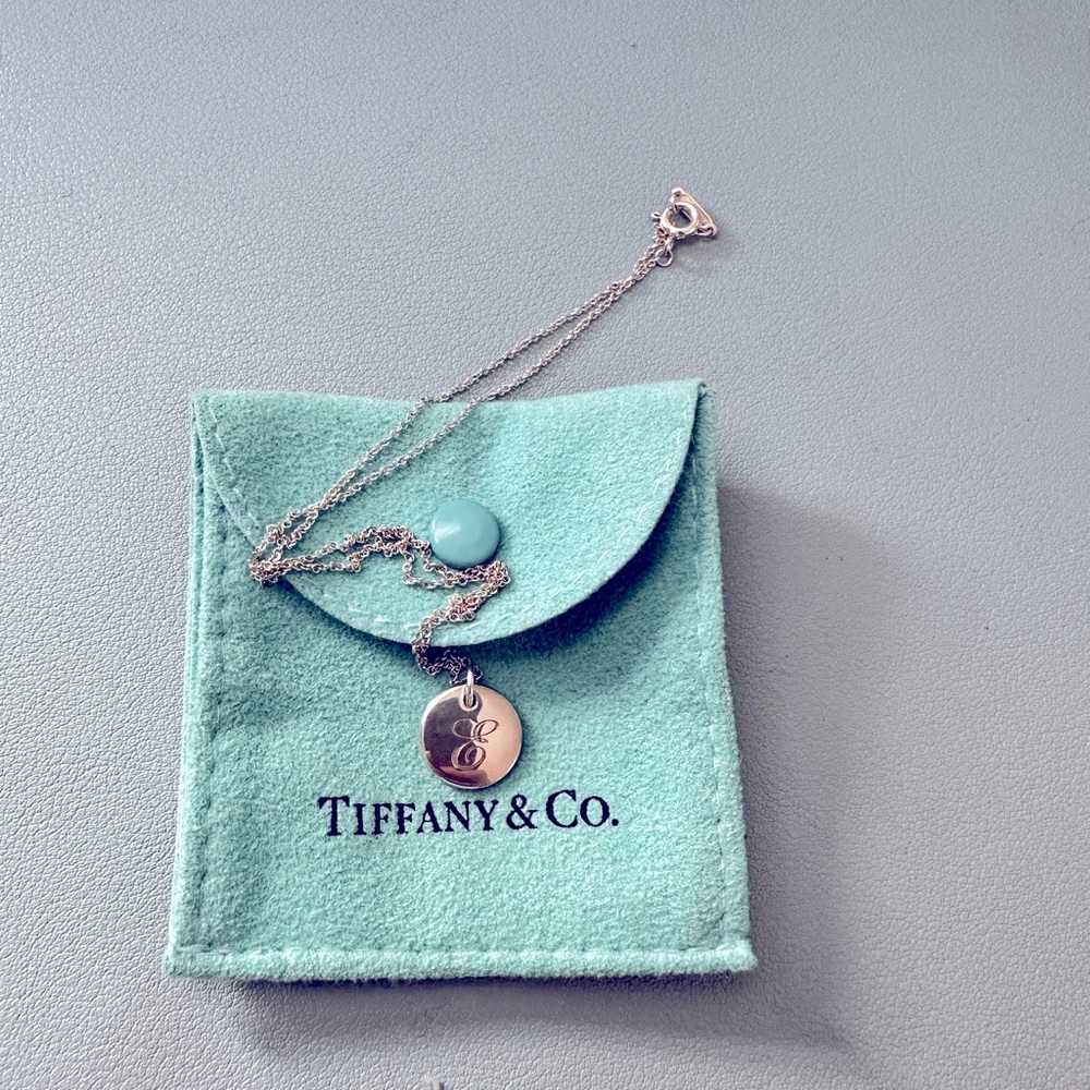 Tiffany Notes Alphabet disc charm pendant “E”